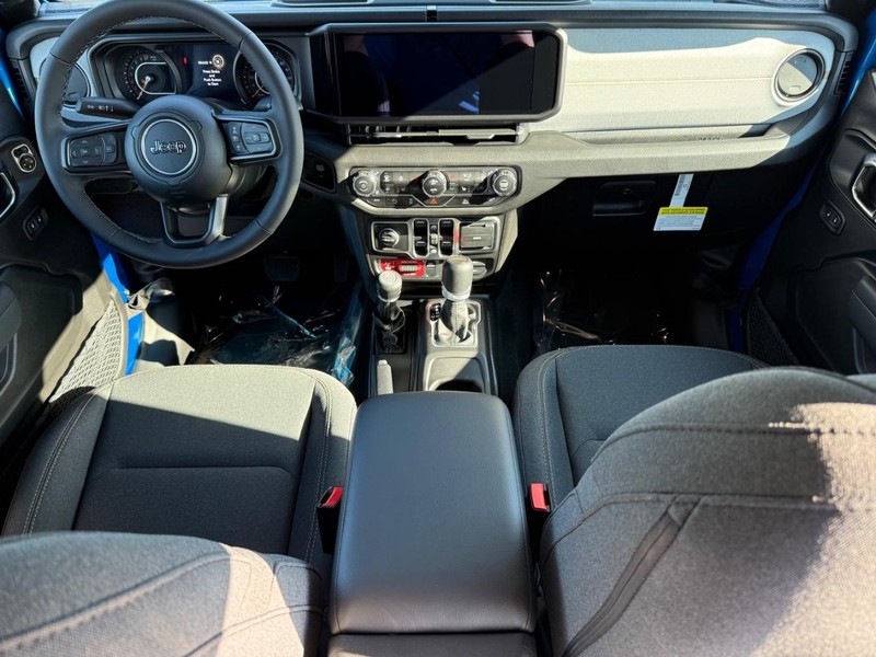 Jeep Gladiator Vehicle Full-screen Gallery Image 12