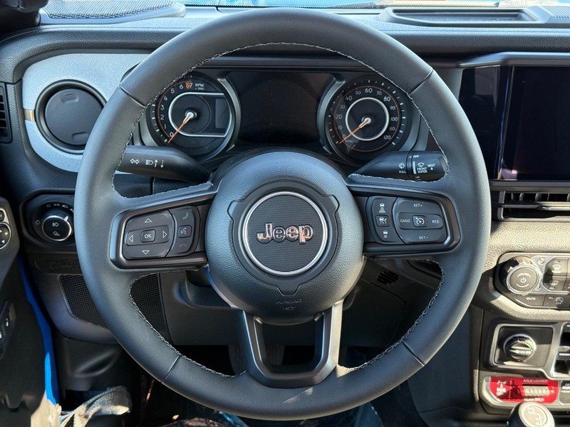 Jeep Gladiator Vehicle Full-screen Gallery Image 13