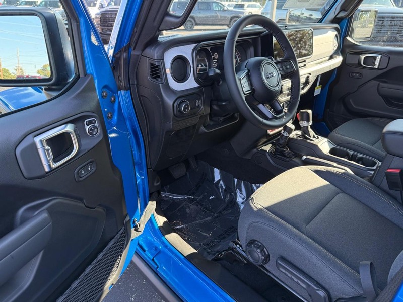 Jeep Gladiator Vehicle Full-screen Gallery Image 16