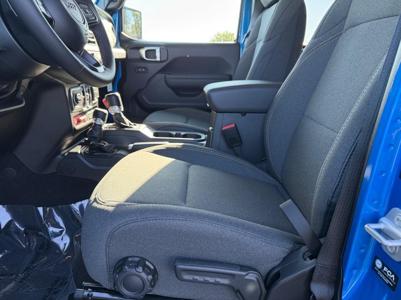 Jeep Gladiator Vehicle Full-screen Gallery Image 17