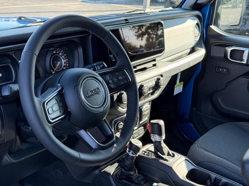 Jeep Gladiator Vehicle Full-screen Gallery Image 18