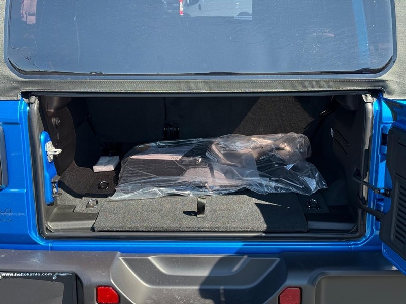 Jeep Wrangler Vehicle Full-screen Gallery Image 7