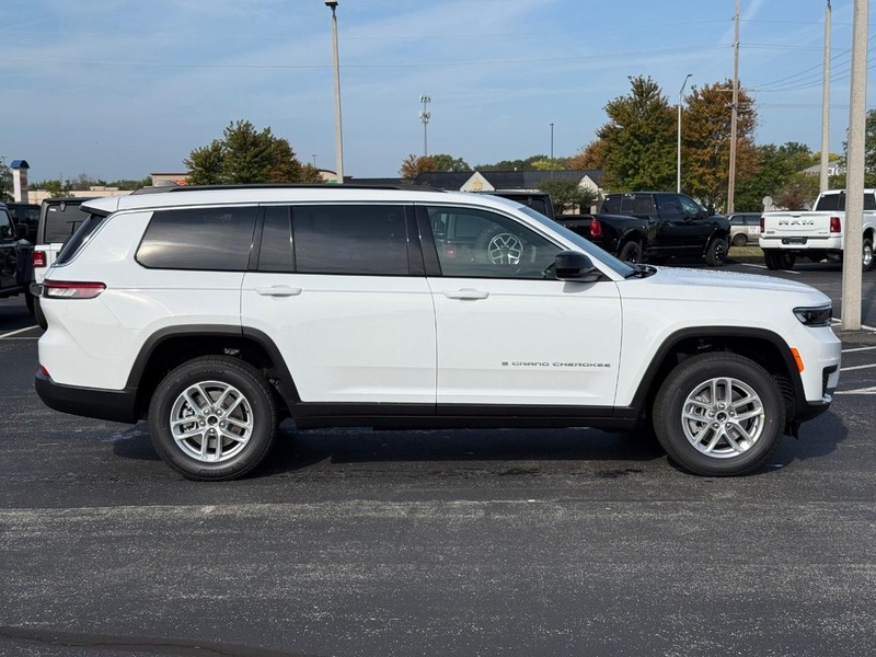 Jeep Grand Cherokee L Vehicle Full-screen Gallery Image 2