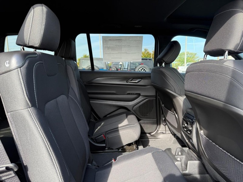 Jeep Grand Cherokee L Vehicle Full-screen Gallery Image 10