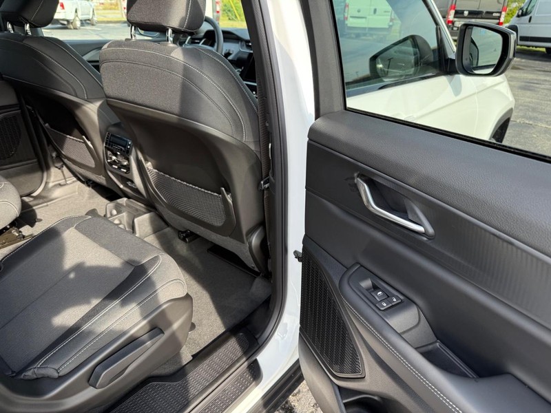 Jeep Grand Cherokee L Vehicle Full-screen Gallery Image 11