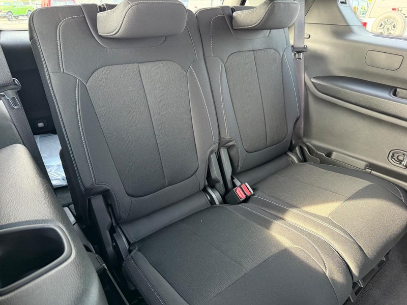 Jeep Grand Cherokee L Vehicle Full-screen Gallery Image 12