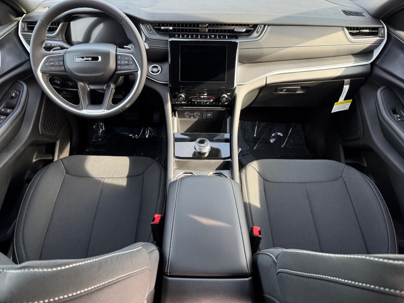 Jeep Grand Cherokee L Vehicle Full-screen Gallery Image 14