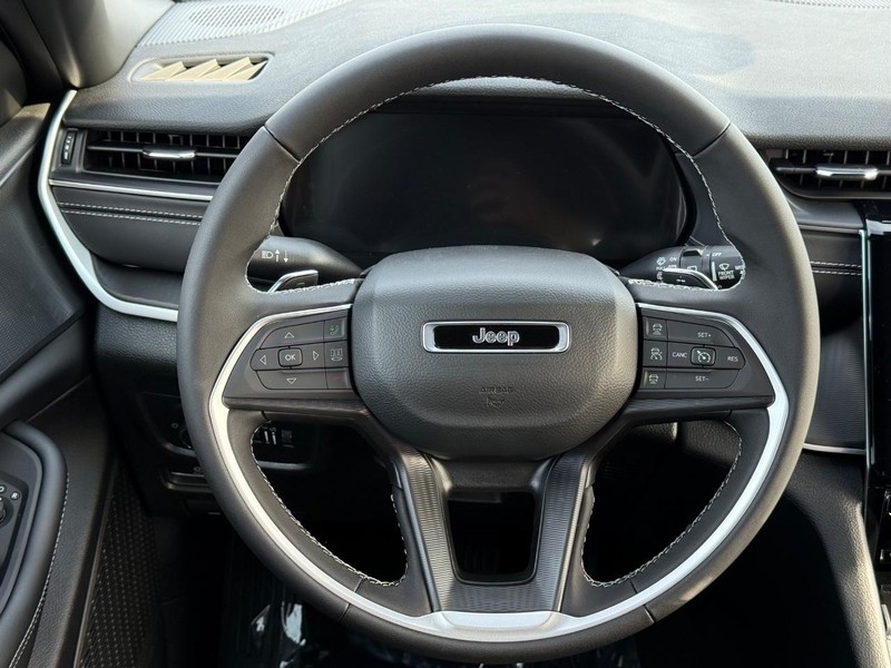 Jeep Grand Cherokee L Vehicle Full-screen Gallery Image 15