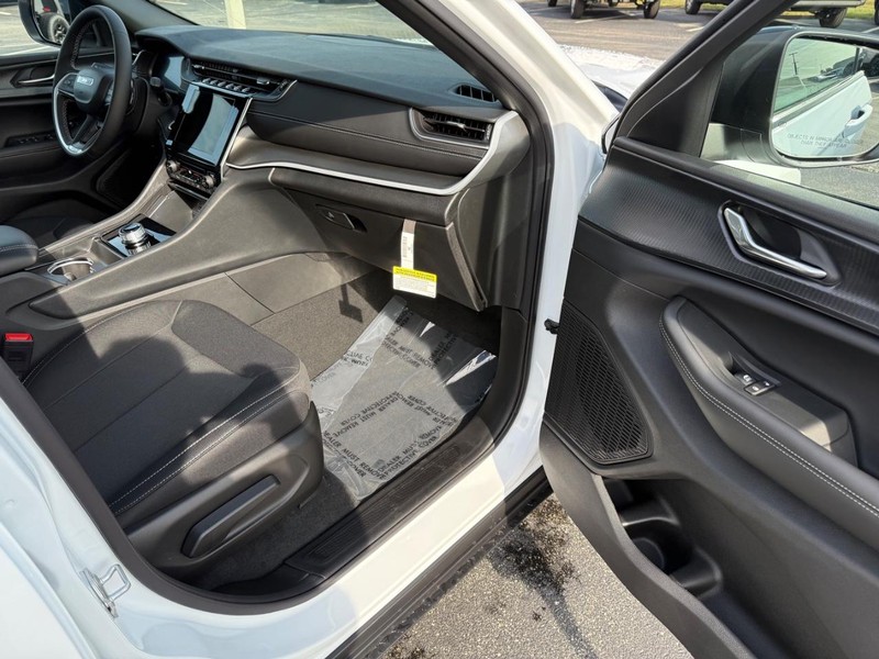 Jeep Grand Cherokee L Vehicle Full-screen Gallery Image 16