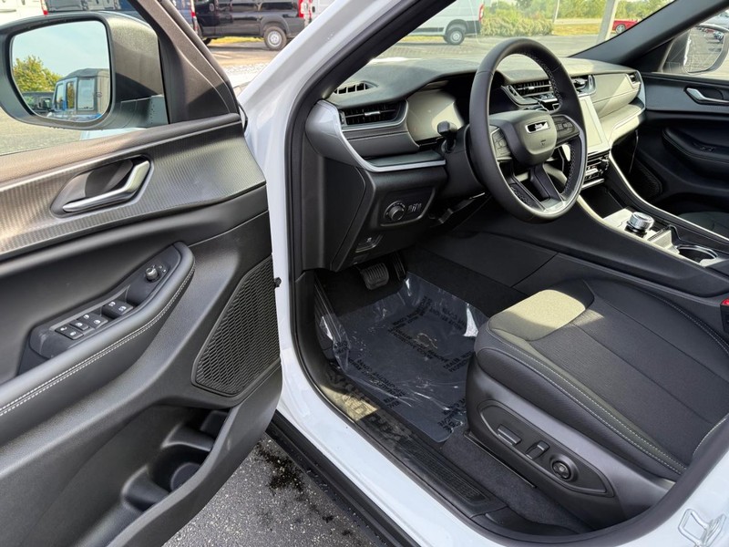 Jeep Grand Cherokee L Vehicle Full-screen Gallery Image 18