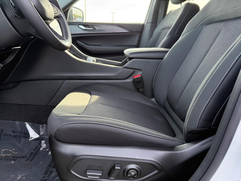 Jeep Grand Cherokee L Vehicle Full-screen Gallery Image 19