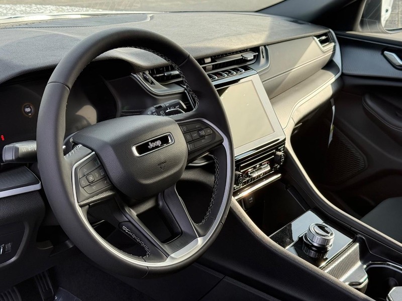 Jeep Grand Cherokee L Vehicle Full-screen Gallery Image 20