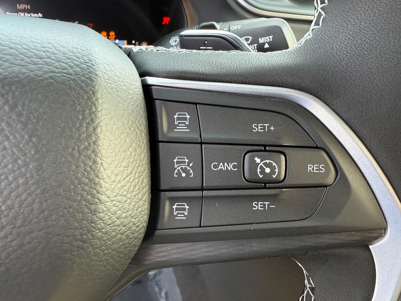 Jeep Grand Cherokee L Vehicle Full-screen Gallery Image 22