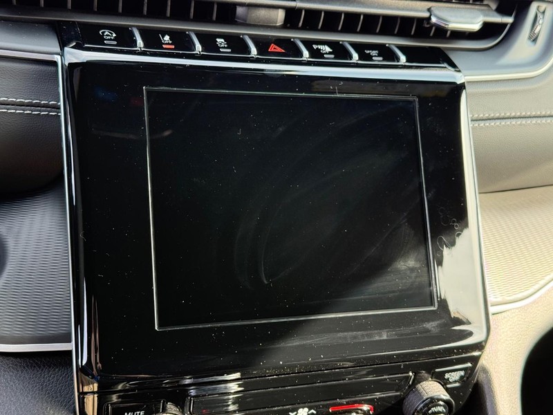 Jeep Grand Cherokee L Vehicle Full-screen Gallery Image 24