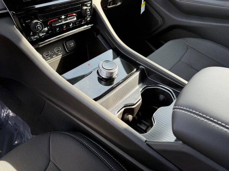 Jeep Grand Cherokee L Vehicle Full-screen Gallery Image 26