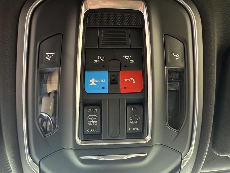 Jeep Grand Cherokee L Vehicle Full-screen Gallery Image 28