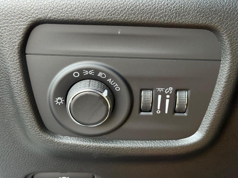 Jeep Grand Cherokee L Vehicle Full-screen Gallery Image 30