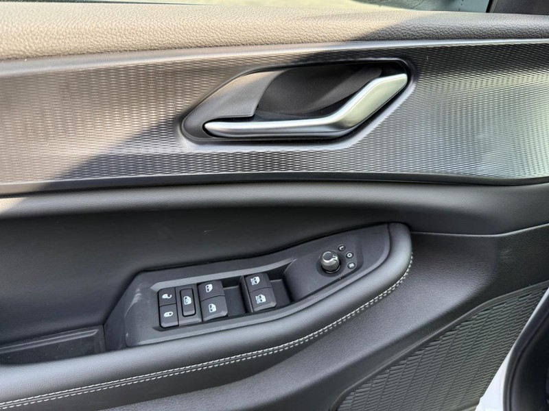 Jeep Grand Cherokee L Vehicle Full-screen Gallery Image 31