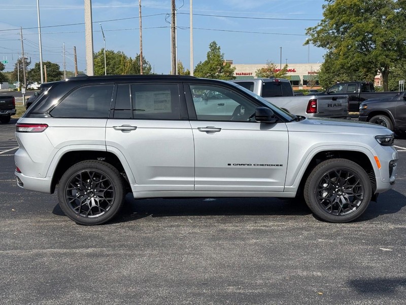 Jeep Grand Cherokee Vehicle Full-screen Gallery Image 2
