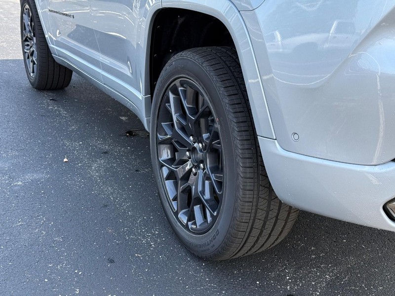 Jeep Grand Cherokee Vehicle Full-screen Gallery Image 6