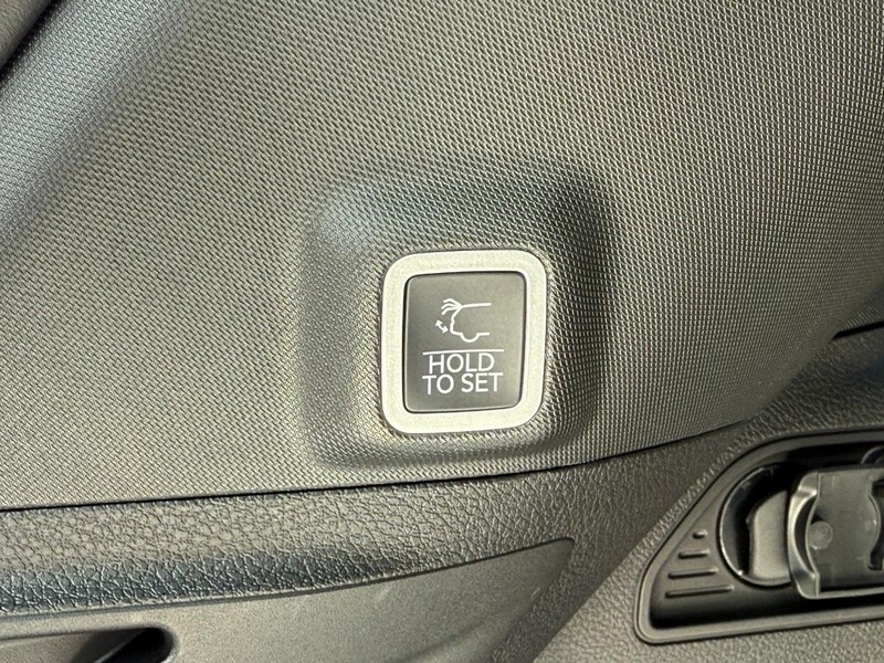 Jeep Grand Cherokee Vehicle Full-screen Gallery Image 8