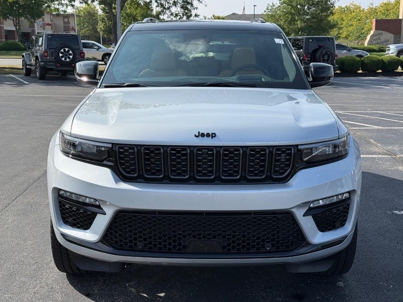Jeep Grand Cherokee Vehicle Full-screen Gallery Image 10