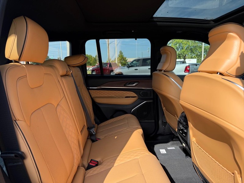 Jeep Grand Cherokee Vehicle Full-screen Gallery Image 11