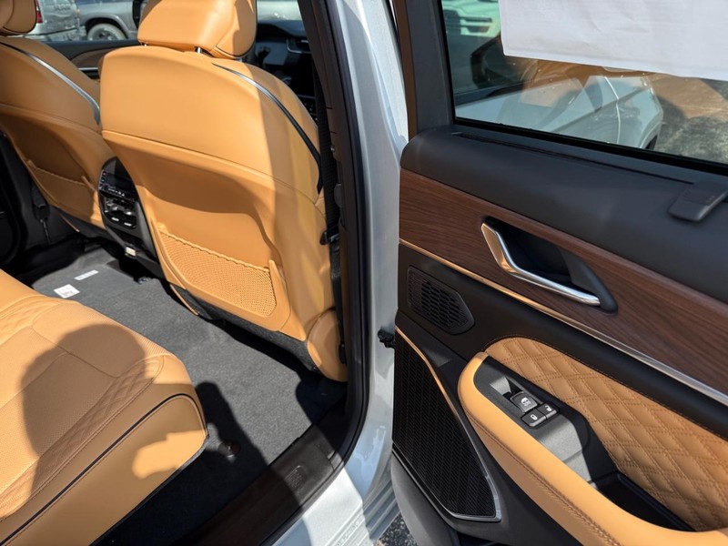 Jeep Grand Cherokee Vehicle Full-screen Gallery Image 12