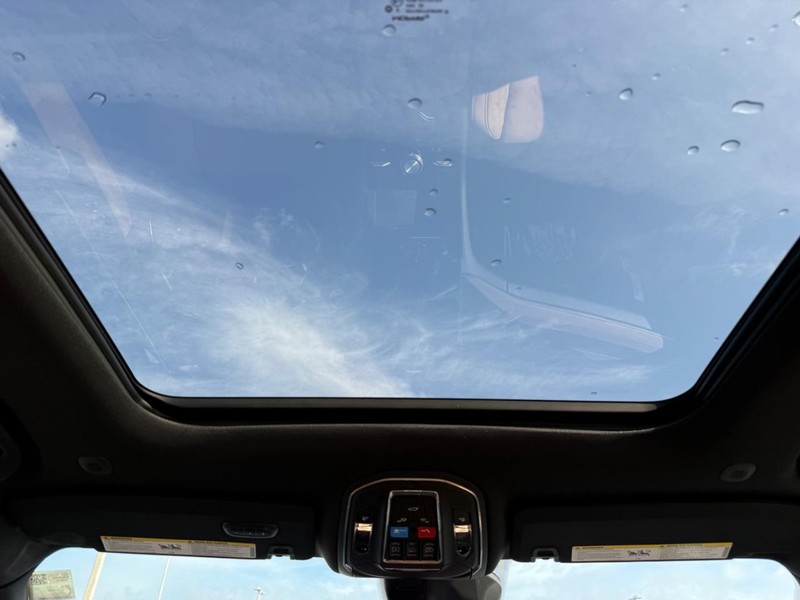 Jeep Grand Cherokee Vehicle Full-screen Gallery Image 13