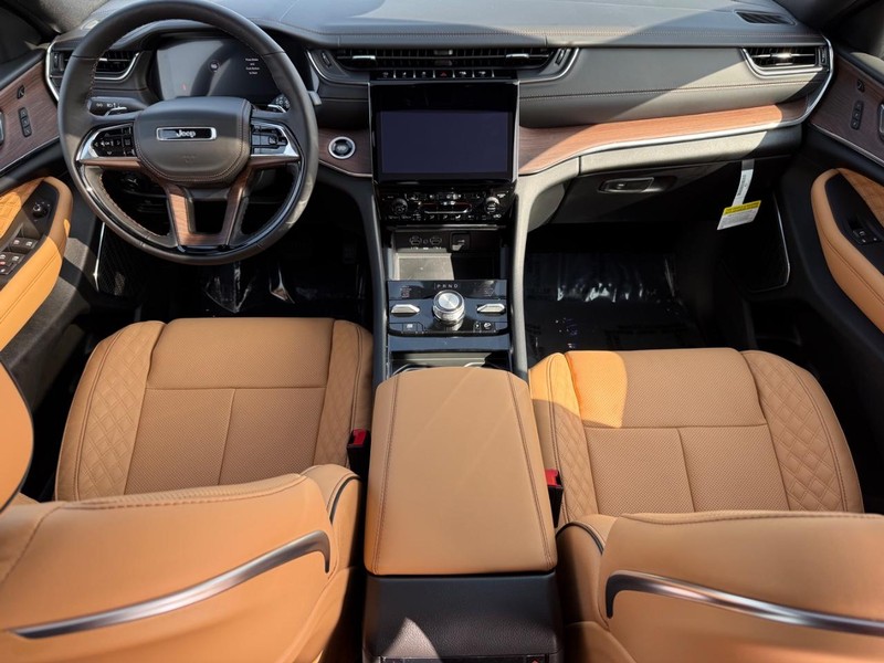 Jeep Grand Cherokee Vehicle Full-screen Gallery Image 14