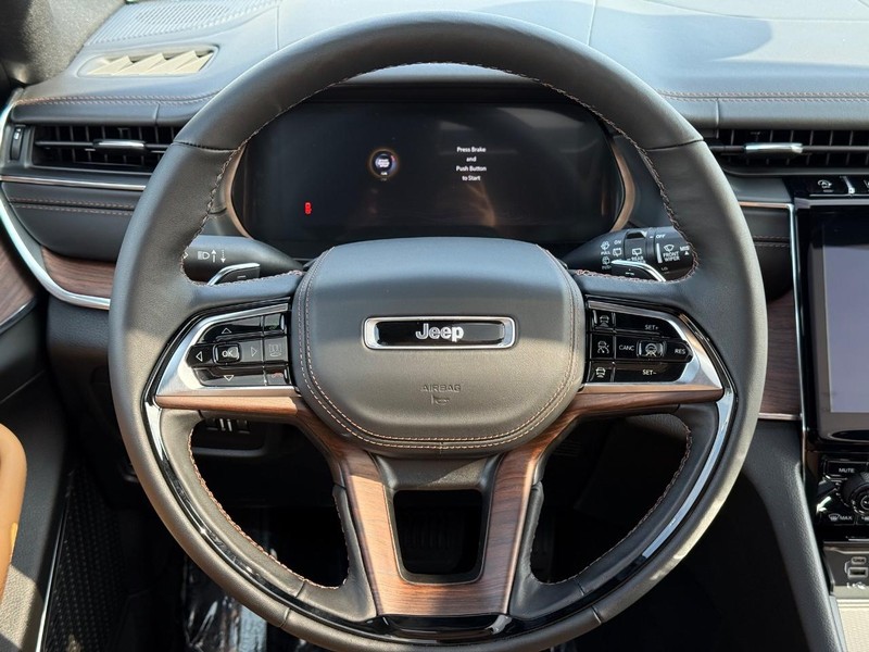 Jeep Grand Cherokee Vehicle Full-screen Gallery Image 15