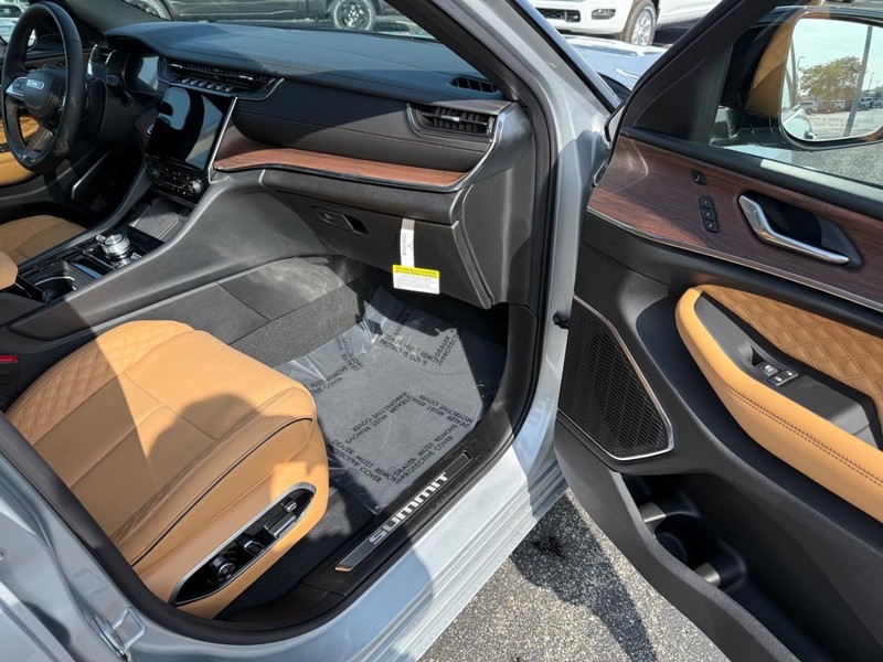 Jeep Grand Cherokee Vehicle Full-screen Gallery Image 16