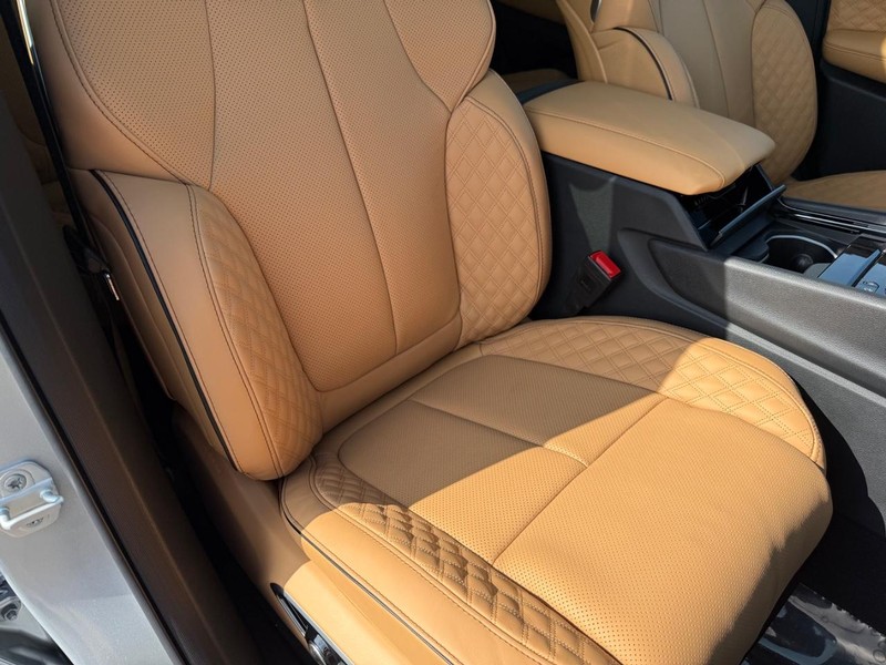 Jeep Grand Cherokee Vehicle Full-screen Gallery Image 17