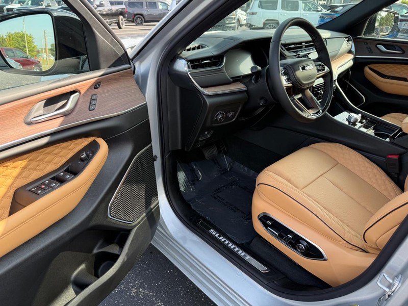 Jeep Grand Cherokee Vehicle Full-screen Gallery Image 18