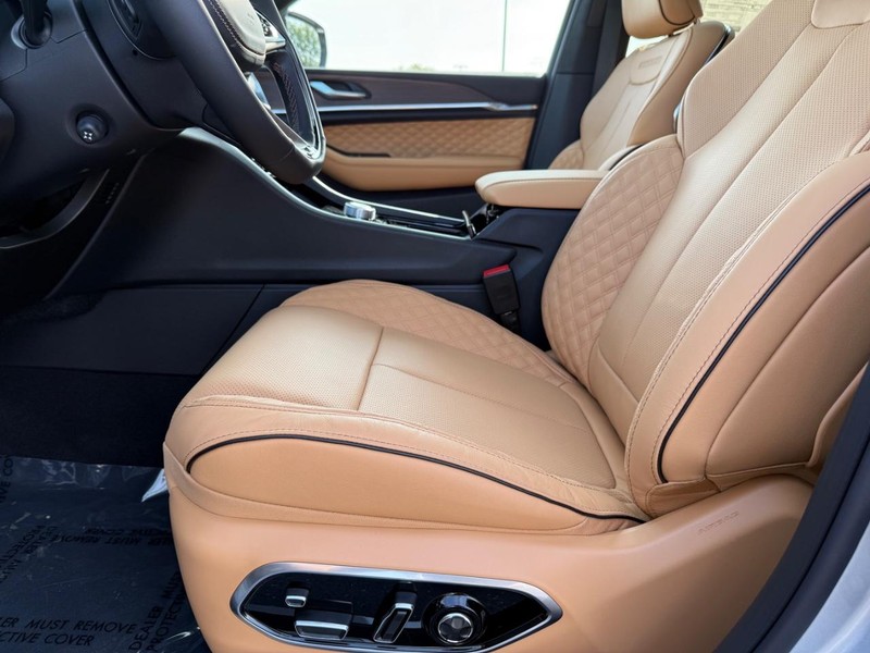 Jeep Grand Cherokee Vehicle Full-screen Gallery Image 19