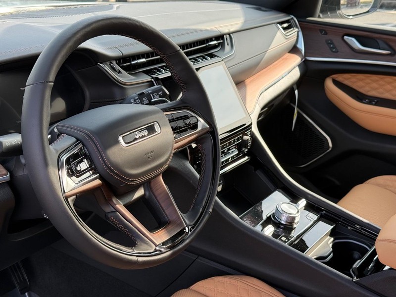 Jeep Grand Cherokee Vehicle Full-screen Gallery Image 20