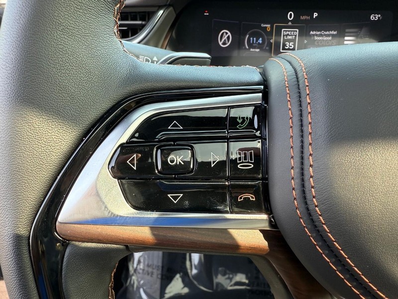 Jeep Grand Cherokee Vehicle Full-screen Gallery Image 21