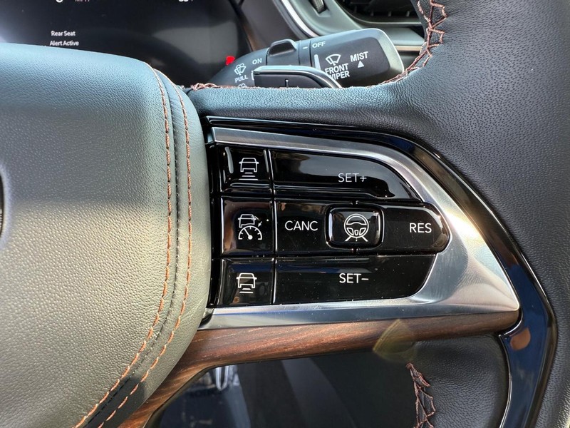 Jeep Grand Cherokee Vehicle Full-screen Gallery Image 22