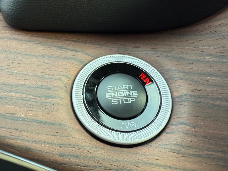 Jeep Grand Cherokee Vehicle Full-screen Gallery Image 23