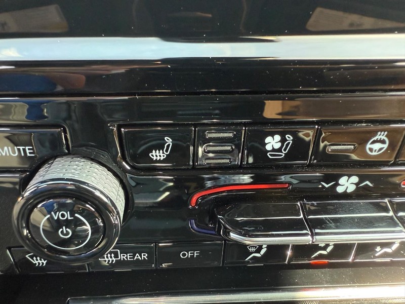 Jeep Grand Cherokee Vehicle Full-screen Gallery Image 24