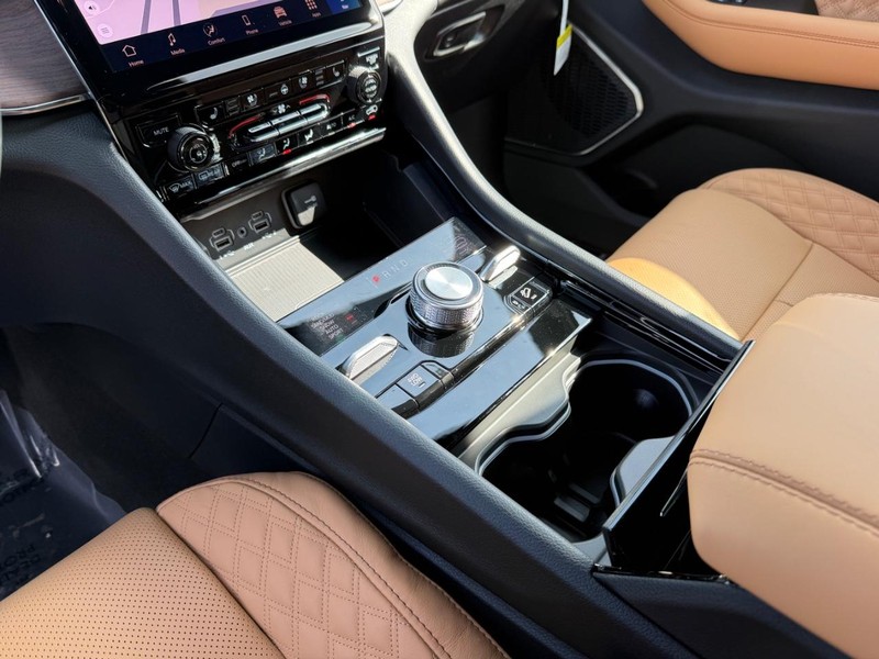 Jeep Grand Cherokee Vehicle Full-screen Gallery Image 28