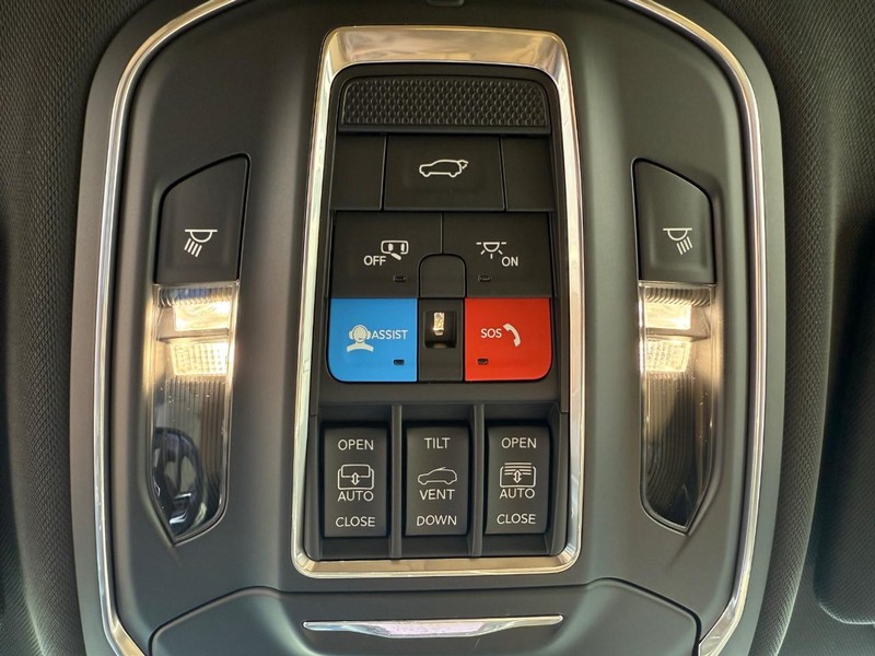 Jeep Grand Cherokee Vehicle Full-screen Gallery Image 30