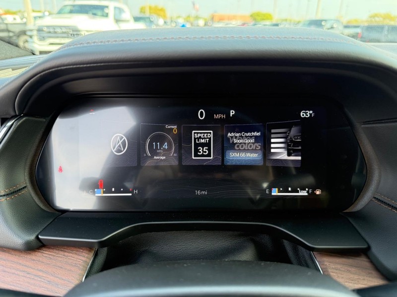 Jeep Grand Cherokee Vehicle Full-screen Gallery Image 31