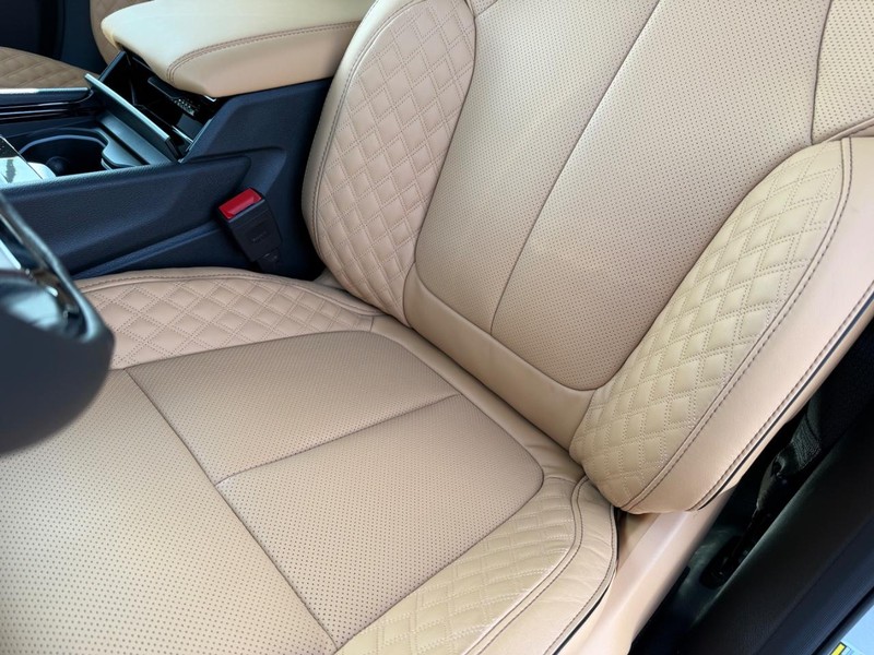 Jeep Grand Cherokee Vehicle Full-screen Gallery Image 33