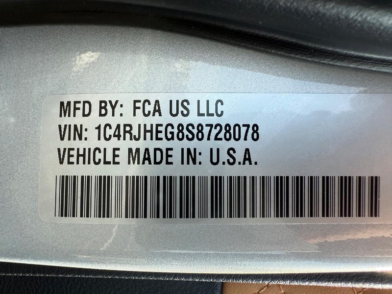 Jeep Grand Cherokee Vehicle Full-screen Gallery Image 34