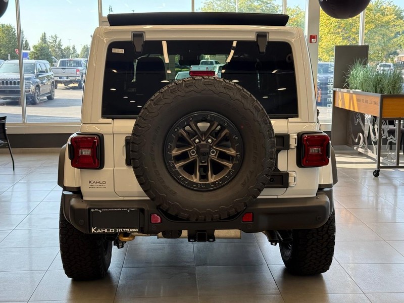 Jeep Wrangler Vehicle Full-screen Gallery Image 4