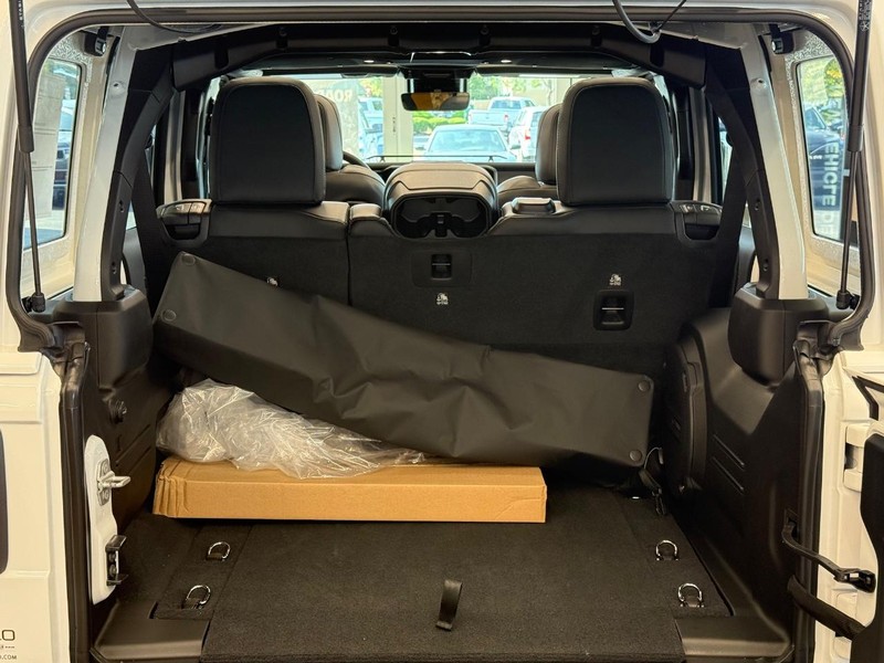 Jeep Wrangler Vehicle Full-screen Gallery Image 7