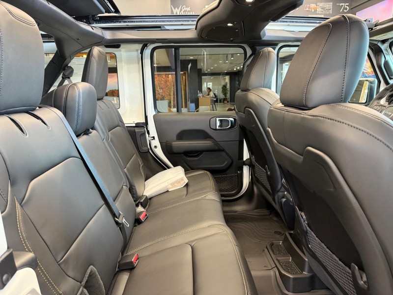 Jeep Wrangler Vehicle Full-screen Gallery Image 10