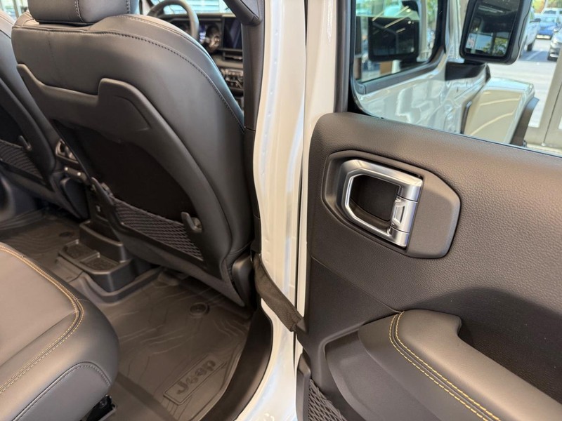 Jeep Wrangler Vehicle Full-screen Gallery Image 11