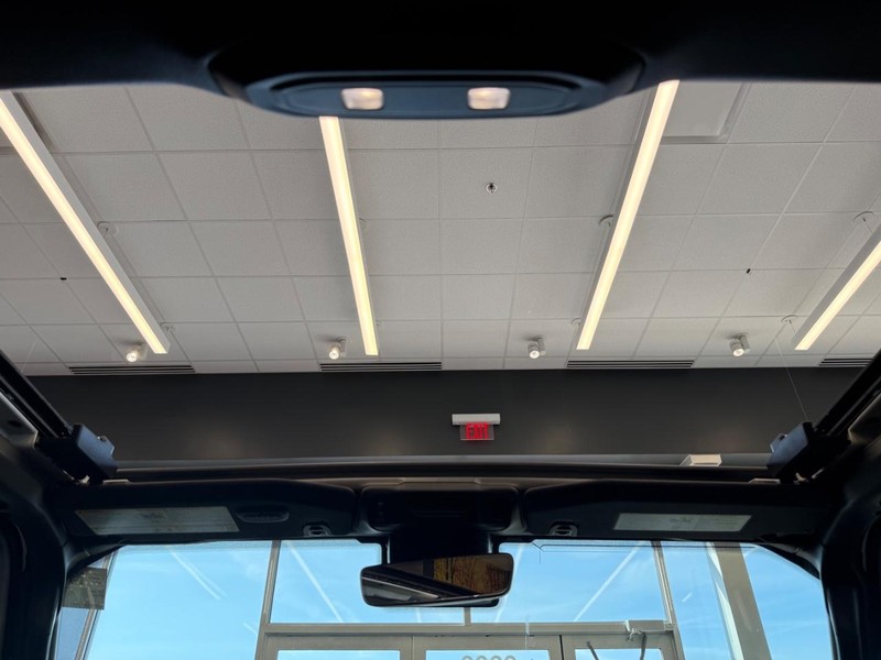 Jeep Wrangler Vehicle Full-screen Gallery Image 12